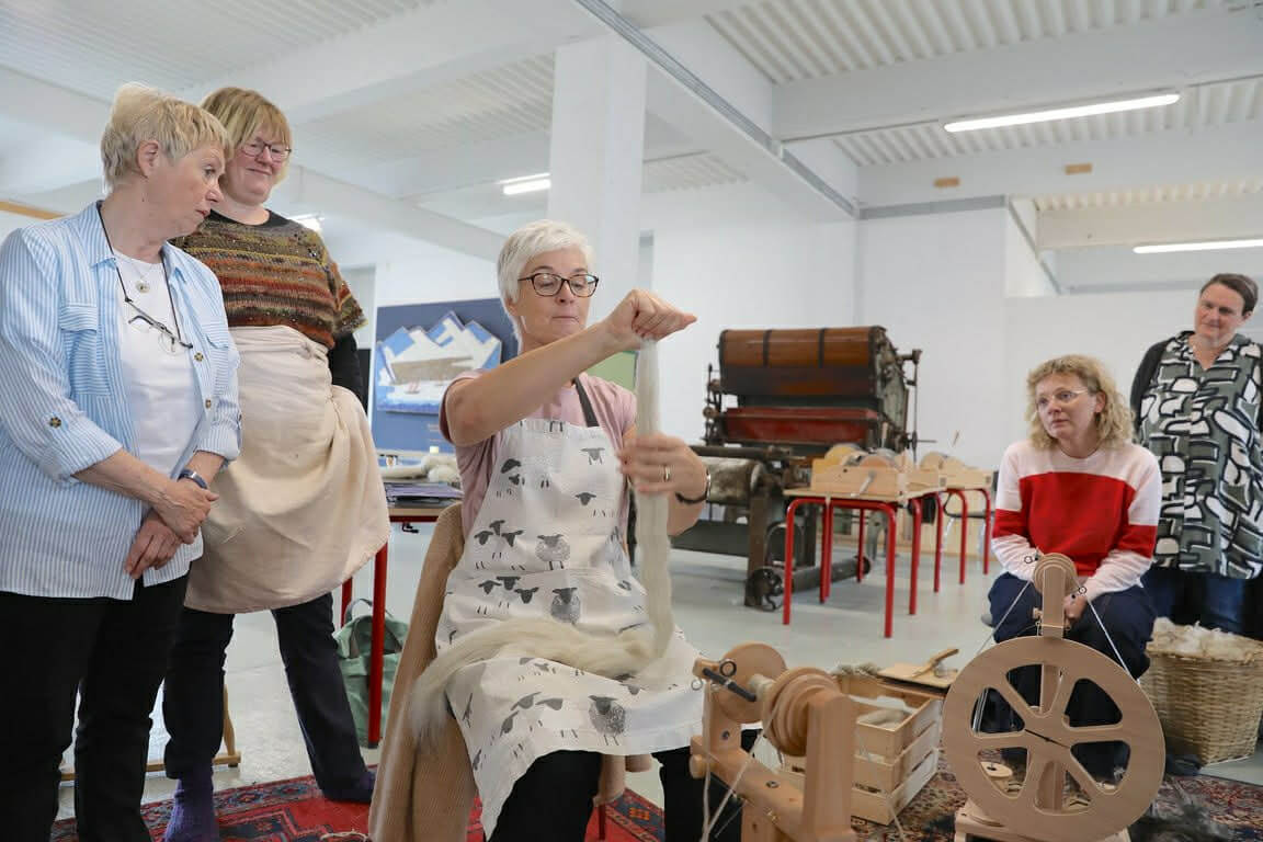 Spinning fyri roynd við Theresu George frá The Spinning Barn – við egnum rokki