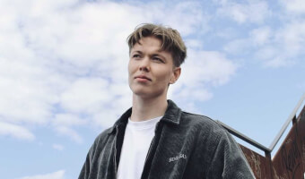 Beinir - Einsamallur á palli